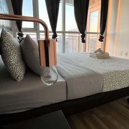 Stunning Luxurious Lakeview Condo By Cn Tower Toronto Luaran gambar