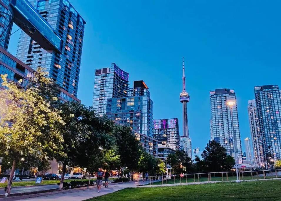 Stunning Luxurious Lakeview Condo By Cn Tower Toronto Luaran gambar